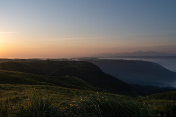 Fototapeta premium 夜明けの大観峰から眺める北外輪山の山並みと草原