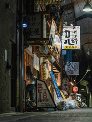 Obraz premium 夜の阪和商店街/Night market street scene with neon signs and lanterns
