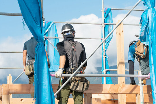 マイホーム建築の建前,棟上げ作業を行う大工職人