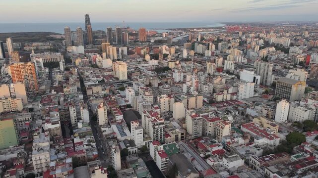 Vista a&eacute;rea cenital de San Telmo al atardecer, calles y arquitectura de Buenos Aires, Argentina. Turismo, viajes.