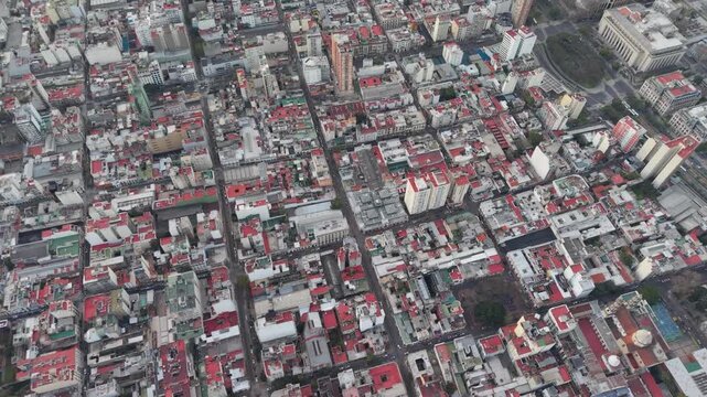 Vista a&eacute;rea cenital de San Telmo al atardecer, calles y arquitectura de Buenos Aires, Argentina. Turismo, viajes.