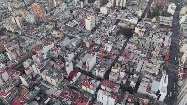 Vista a&eacute;rea cenital de San Telmo al atardecer, calles y arquitectura de Buenos Aires, Argentina. Turismo, viajes.