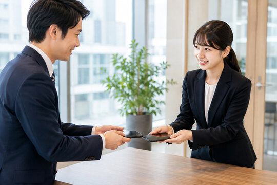 スマートフォンで名刺交換する様子