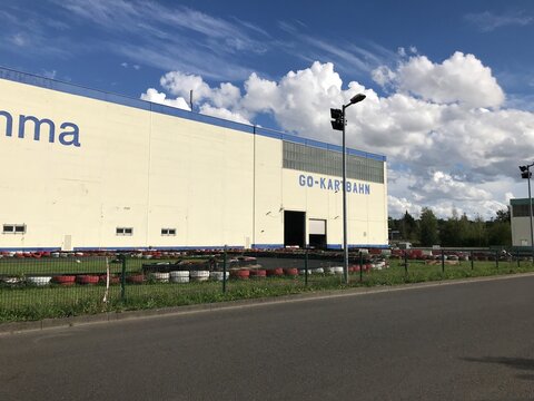 Kartbahn im Gewerbegebiet Grimma mit gro&szlig;er Halle und Au&szlig;enbereich. Leihkart, Motorsport, Freizeit, Eventlocation, Rennen, Freunde und regionale Freizeitveranstaltung in Sachsen.