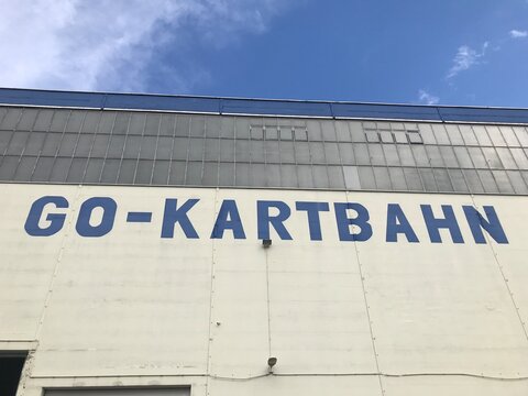 Kartbahn im Gewerbegebiet Grimma mit gro&szlig;er Halle und Au&szlig;enbereich. Leihkart, Motorsport, Freizeit, Eventlocation, Rennen, Freunde und regionale Freizeitveranstaltung in Sachsen.