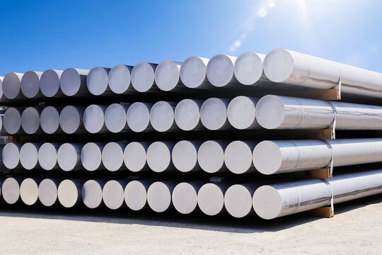  Raw aluminum for industrial processing. aluminium bar in aluminium profiles factory	
