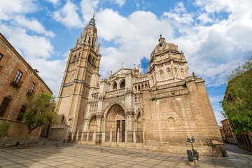 Fototapeta premium Toledo Cathedral Facade Under Blue Sky