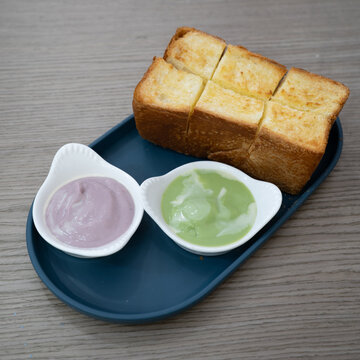 Thai Steamed Bread with Pandan or Taro Sweet Dip