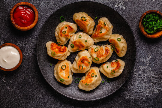 Dumplings arranged on a black plate