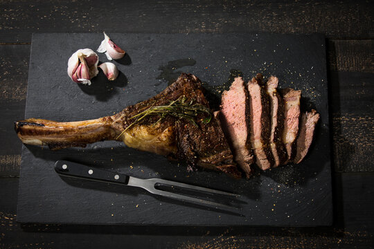 Grilled tomahawk steak and garlic