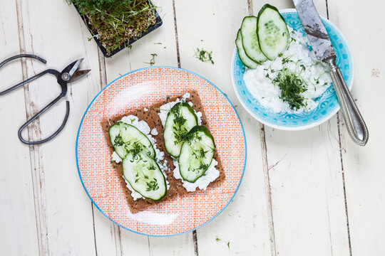 Crispbreads with cottage cheese, cucumber slices and cress