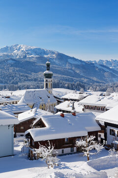 Germany, Bavaria, Upper Bavaria, Chiemgau, View to Reit im Winkl in winter, Unterberghorn in the background