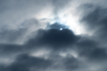 Obraz premium The sun is visible through the darkness that covers the sky.