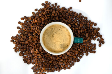 Naklejka premium Brewing warmth in a coffee cup surrounded by aromatic coffee beans at a cozy morning setting
