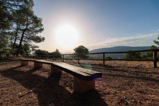 Banco de madera en el mirador del &aacute;rea recreativa de Sant Antoni en Alcoy, Espa&ntilde;a