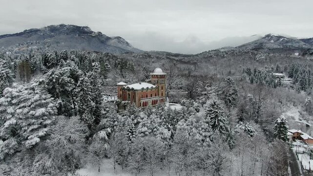 Villa Toeplitz con parco all'italiana sotto una nevicata a Varese
