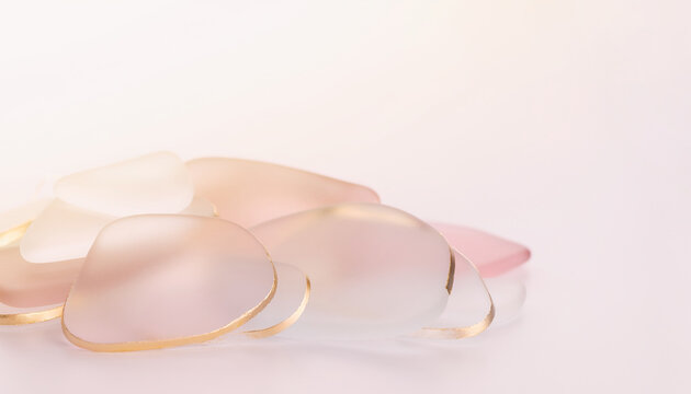 金縁のアクセントが上品な淡いピンクのシーグラス