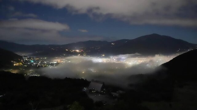 湯布院の未明朝霧（大分県由布市湯布院）