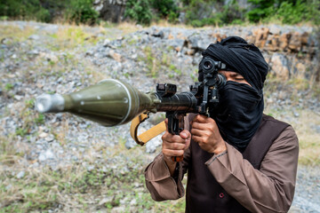 Naklejka premium Person holds weapon while aiming at target in outdoor location during daylight hours