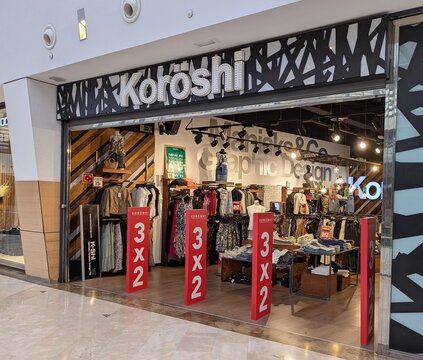 Entrada con carteles de promoci&oacute;n 3x 2 y ropa colocada en percheros y maniqu&iacute;es en tienda de ropa Kor&ouml;shi en Madrid, Espa&ntilde;a, 14 de junio de 2026