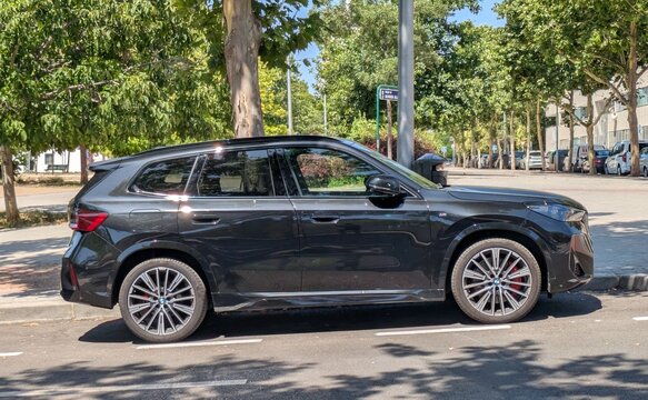 Vista lateral de un autom&oacute;vil SUV BMW X5 M Sport aparcado en una calle de Madrid, Espa&ntilde;a, 14 de junio de 2026