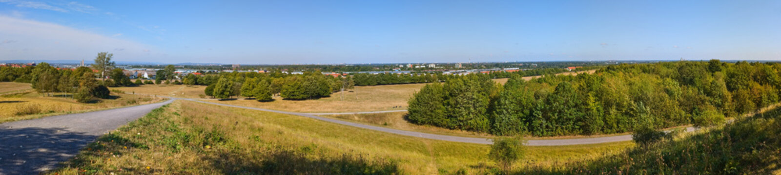 Der Kronsberg am s&uuml;d&ouml;stlichen Stadtrand von Hannover bietet auf einem sechs Kilometer
langen H&uuml;gelr&uuml;cken viel Natur, weite Spazierwege und einen fantastischen Blick &uuml;ber die Stadt.