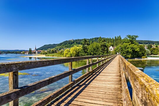 Historische Holzbr&uuml;cke zur Klosterinsel Werd am Hochrhein/Untersee bei Eschenz und Stein am Rhein in der Schweiz.