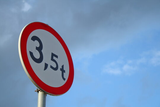 European regulatory road sign indicating a maximum weight limit of 3.5 tonnes