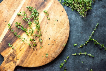 Fresh herbs on wooden board © Rawpixel.com