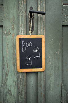 boo willkommensgru&szlig; zu halloween an der t&uuml;r