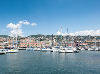 Fototapeta premium Porto di Genova, con tutti i suoi palazzi storici, la marina, e i pontili