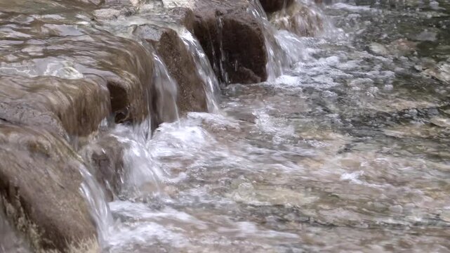 低い段差から流れ落ちる水