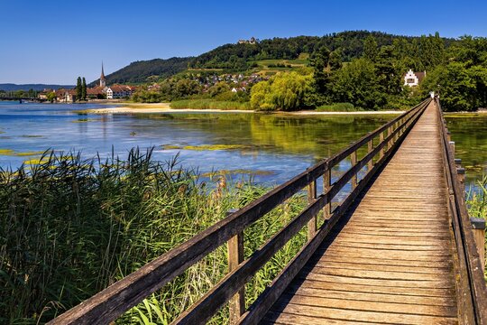 Historische Holzbr&uuml;cke zur Klosterinsel Werd am Hochrhein/Untersee bei Eschenz und Stein am Rhein in der Schwei, 