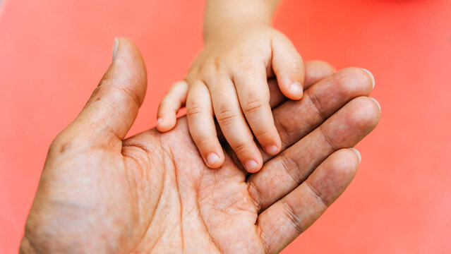 Main d'enfant dans la main de son p&egrave;re