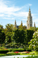 Naklejka premium Historic Vienna Rathaus Surrounded by Lush Green Park.