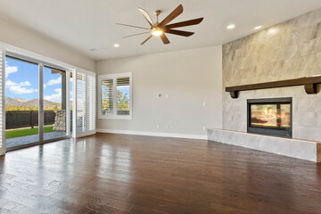 Naklejka premium Modern living room with fireplace and large windows