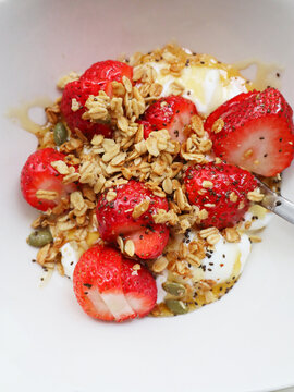 Super alimento, yoghurt griego,fresas, miel de abeja y granola