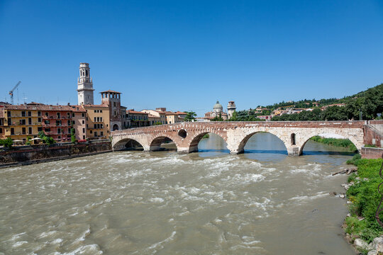 die alte R&ouml;merbr&uuml;cke f&uuml;hrt &uuml;ber die Etsch in Verona