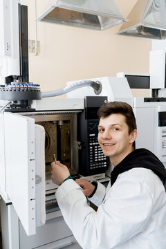 The specialist works with chromatographic equipment.