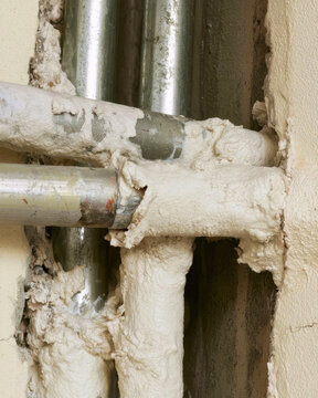 Insulation of metal pipes with mounting foam in the wall