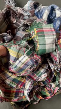 Trapos viejos textil, hilo, harapo deshilachado ropa y tejido roto andrajo y mano removiendo