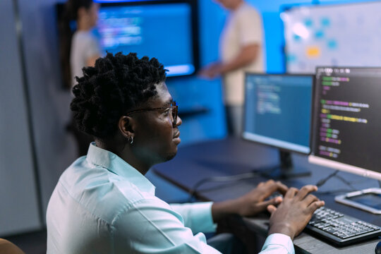 African male developer focuses on advanced debugging and troubleshooting complex code issues, utilizing syntax analysis for issue resolution and problem investigation.