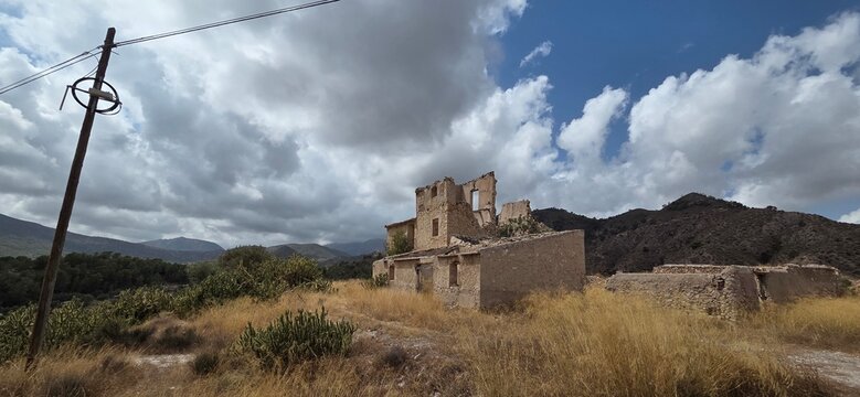 Antigua Mas&iacute;a abandonada y en ruinas con cielo &eacute;pico