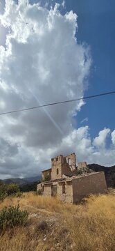 Antigua Mas&iacute;a abandonada y en ruinas con cielo &eacute;pico