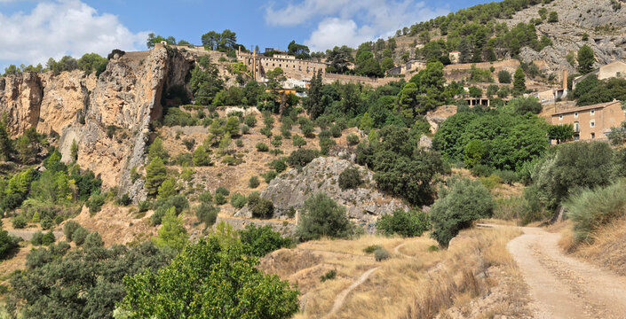 Salt de Alcoy es un impresionante salto de agua natural de m&aacute;s de 70 metros de altura formado por el r&iacute;o Barxell, en su entorno y abrigo rocoso destaca sobre todo un importante yacimiento arqueol&oacute;gico