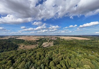 Vue panoramique aérienne en campagne, avec des champs labourés et une forêt après la canicule, fin août 2026, les arbres virent aux couleurs d'automne en France