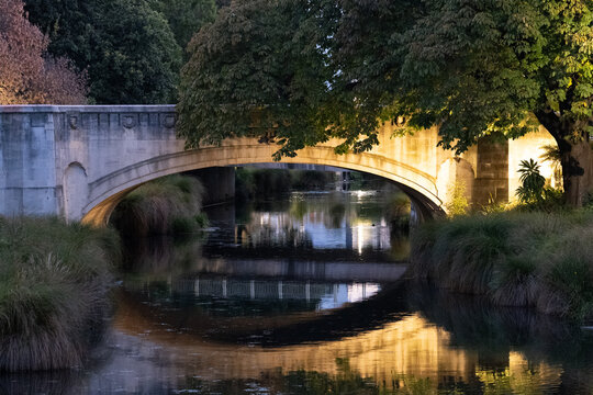 Pont de pierre illumin&eacute; sur la rivi&egrave;re Avon &agrave; Christchurch en Nouvelle-Z&eacute;lande
