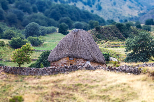 Caba&ntilde;a tradicional con techo de teito y muros de piedra en el Parque Natural de Somiedo, Asturias