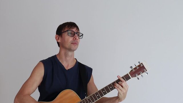 homem tocando viol&atilde;o acustico 