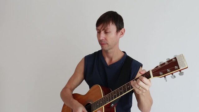 homem tocando viol&atilde;o acustico 